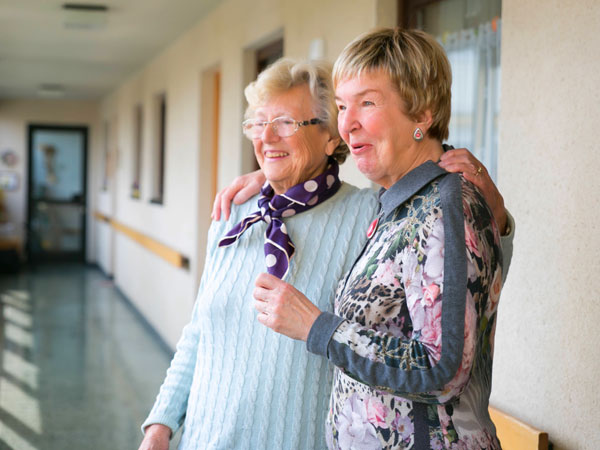 zwei Frauen werden Freunde