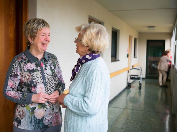 zwei Frauen unterhalten sich
