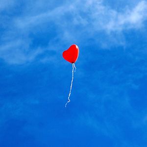 Ballon fliegt am Himmel