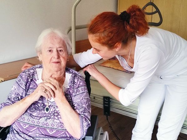 Pflegerin überprüft die Seniorin
